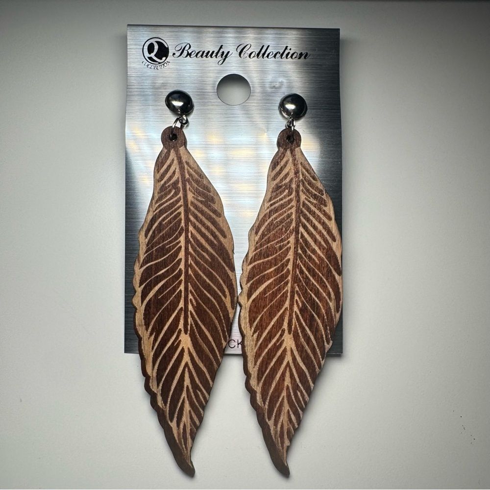 3For$20 Beauty Colletction Brown/Tan Carved Feather Wood Stud Earrings